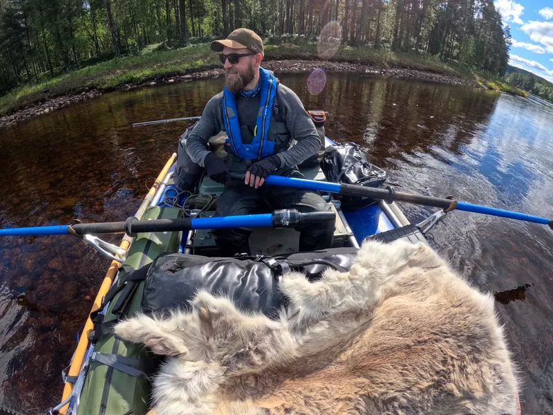 The guide on the oars, reindeer hide on the seat